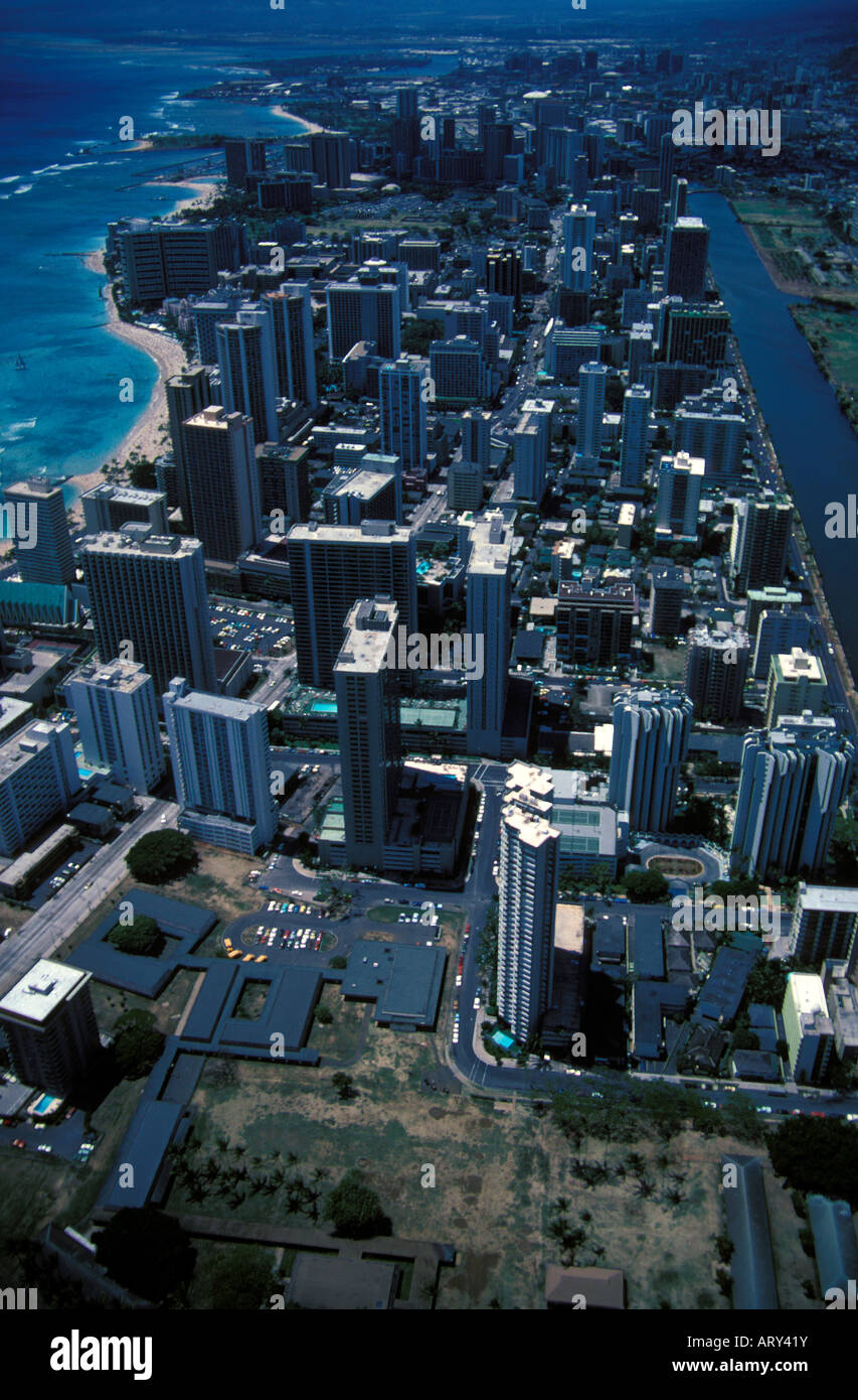 Luftaufnahme von Waikiki, erstreckt sich zwischen den Ala Wai Kanal und der Küste Stockfoto