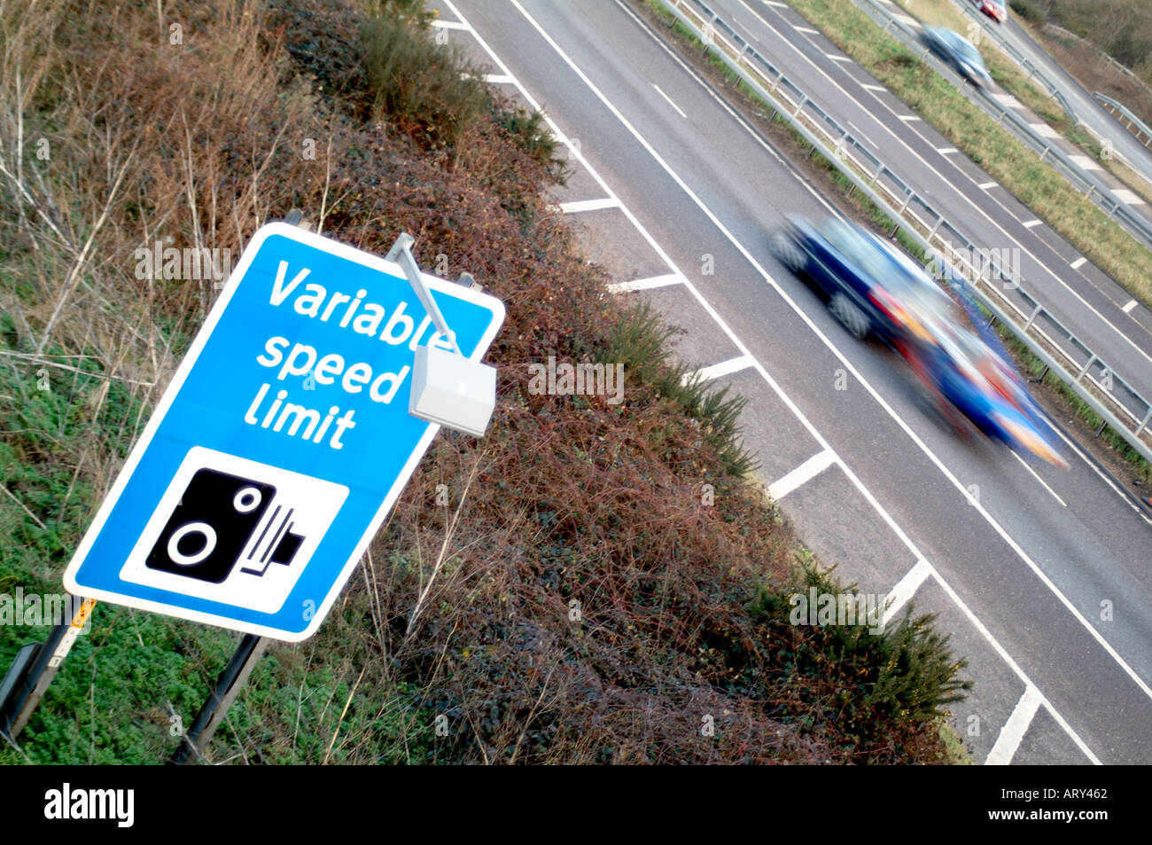 Tempolimit auf Autobahn Warnung vor Radarkameras melden Stockfoto