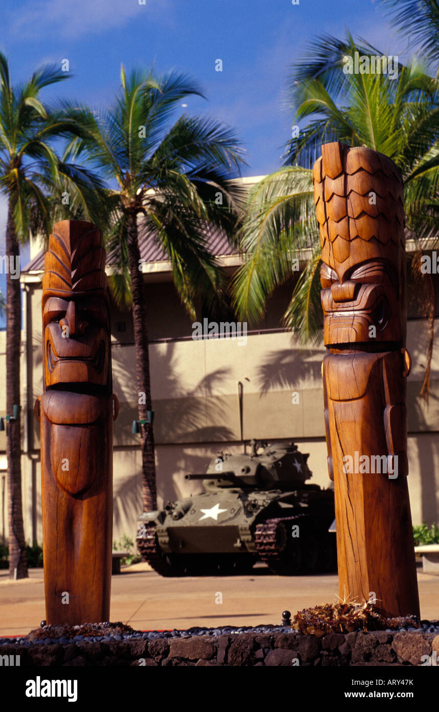 Statuen und einem Militärfahrzeug an die US Armeemuseum, die Kriegsführung in Hawaii von der Antike bis Neuzeit erinnert, Stockfoto
