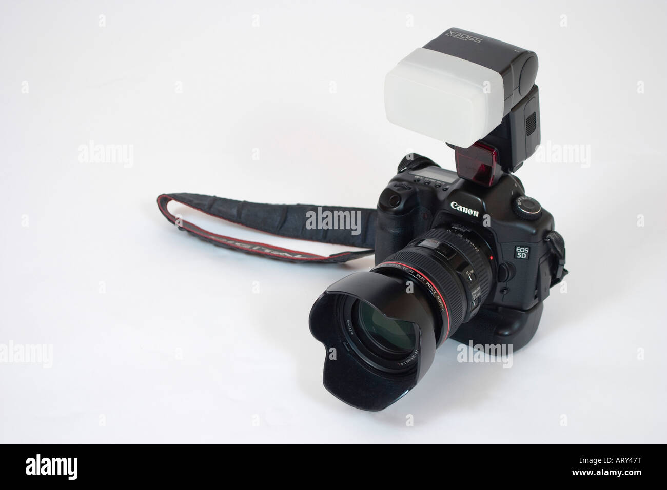 Canon 5D digitale SLR-Kamera, mit Canon 550EX Speedlight Blitzgerät. Stockfoto