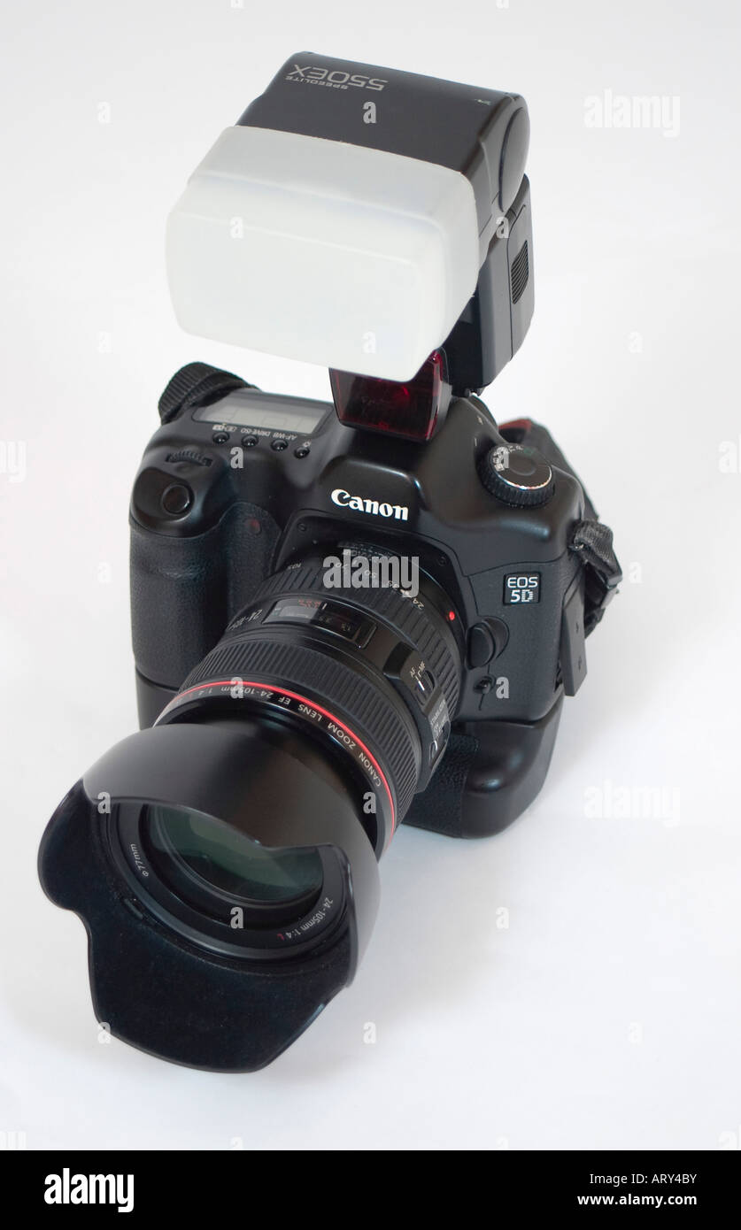 Canon 5D digitale SLR-Kamera, mit Canon 550EX Speedlight Blitzgerät. Stockfoto