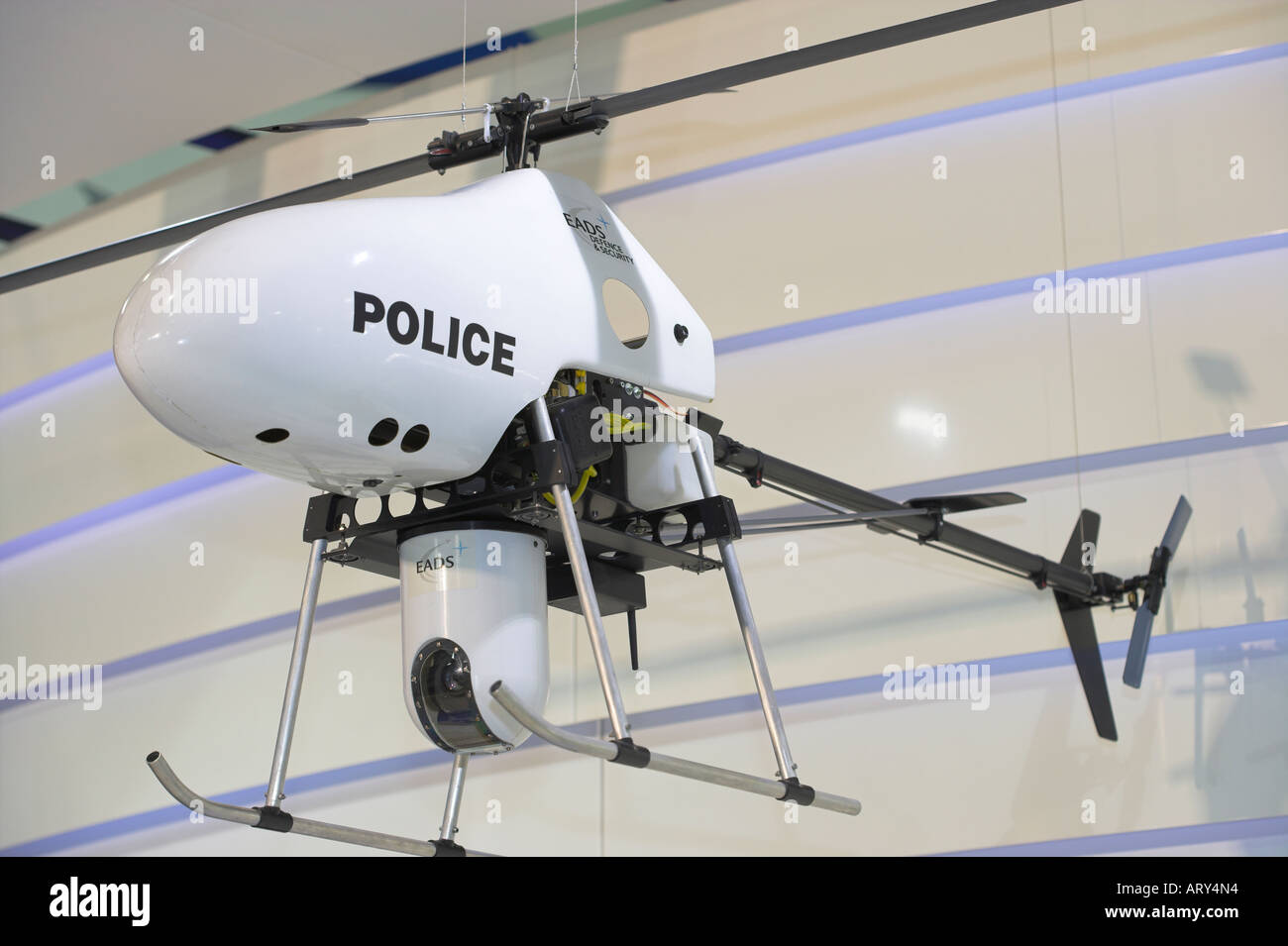 Skorpion Multi-purpose Leichte VTOL UAV-System mit blau beleuchteten Hintergrund Stockfoto