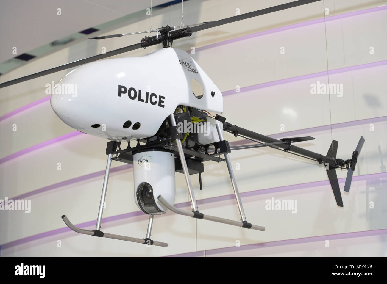 Scorpio Mehrzweck-Licht VTOL UAV-System mit lila beleuchteten Hintergrund Stockfoto