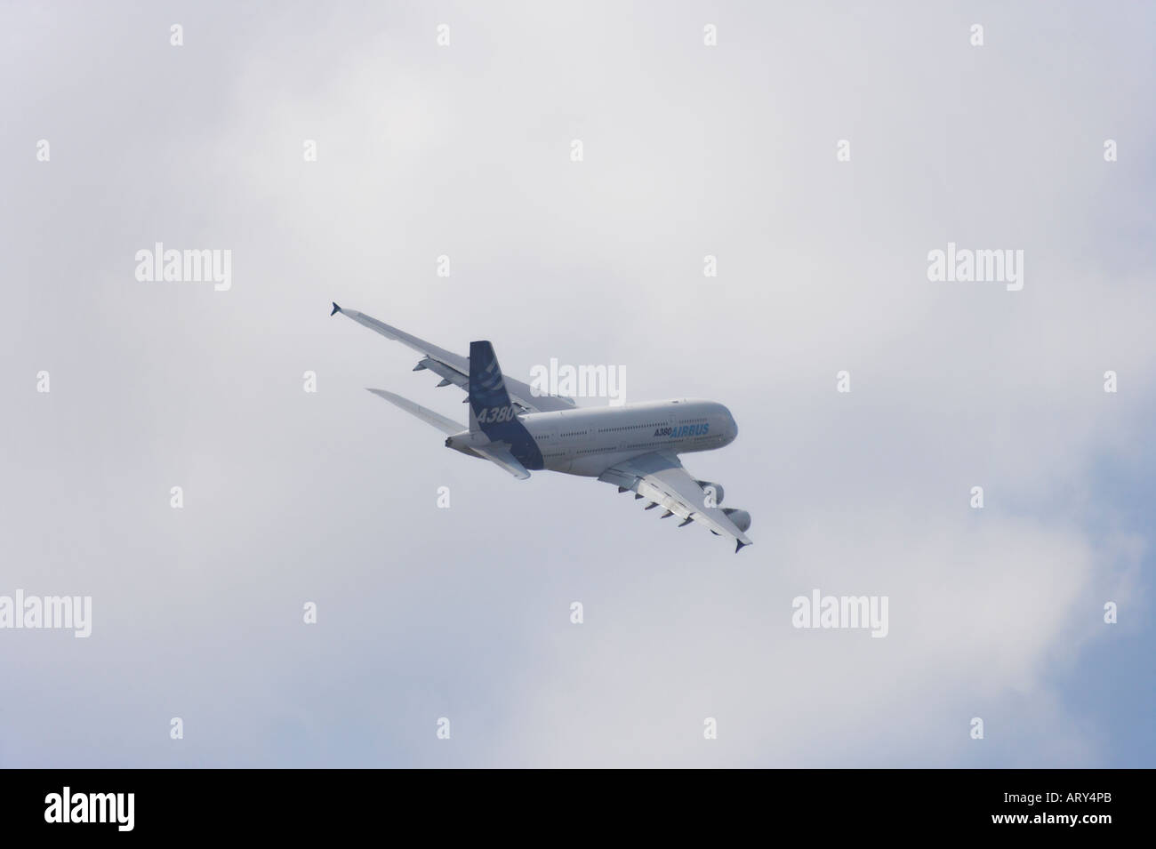 Airbus A380 banking entfernt mit Klappen einfahren Ruder mittschiffs Stockfoto