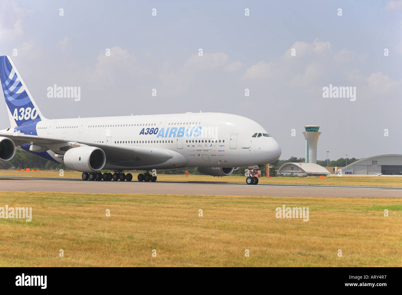 Airbus A380 übergeben die Kontrolle Turm in Farnborough Stockfoto