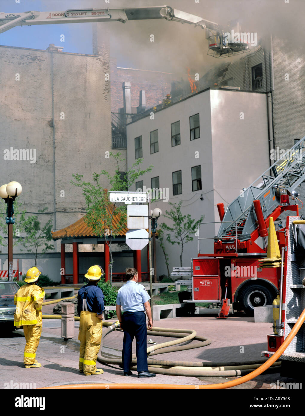 Feuerwehrleute kämpfen Feuer in Chinatown Montreal Stockfoto