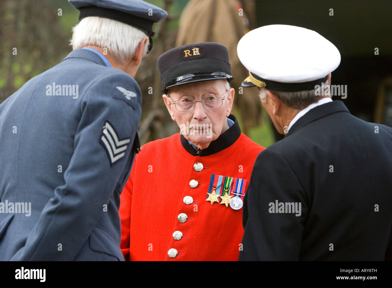 Chelsea-Rentner im Gespräch mit bewaffneten Sevices Offiziere auf WWII Reenactment Veranstaltung Stockfoto