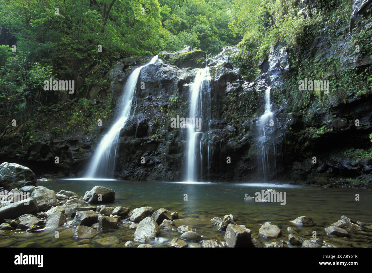 Die Straße nach Hana, Maui hat viele schöne Sehenswürdigkeiten wie dieser Wasserfall und Pool. Stockfoto