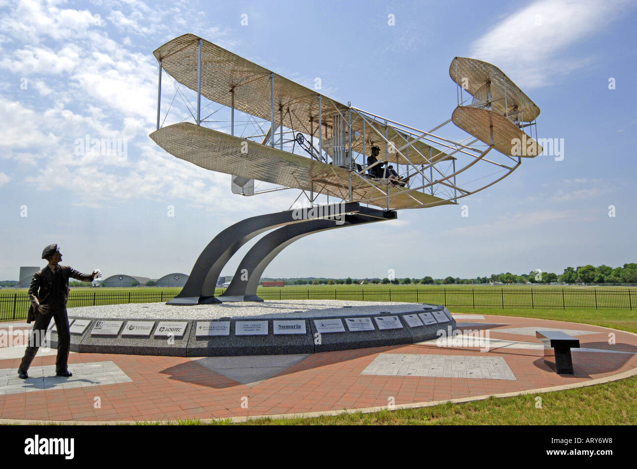 Wright Flyer Skulptur von Larry Godwin auf der Wright-Patterson AFB in Dayton Ohio Stockfoto