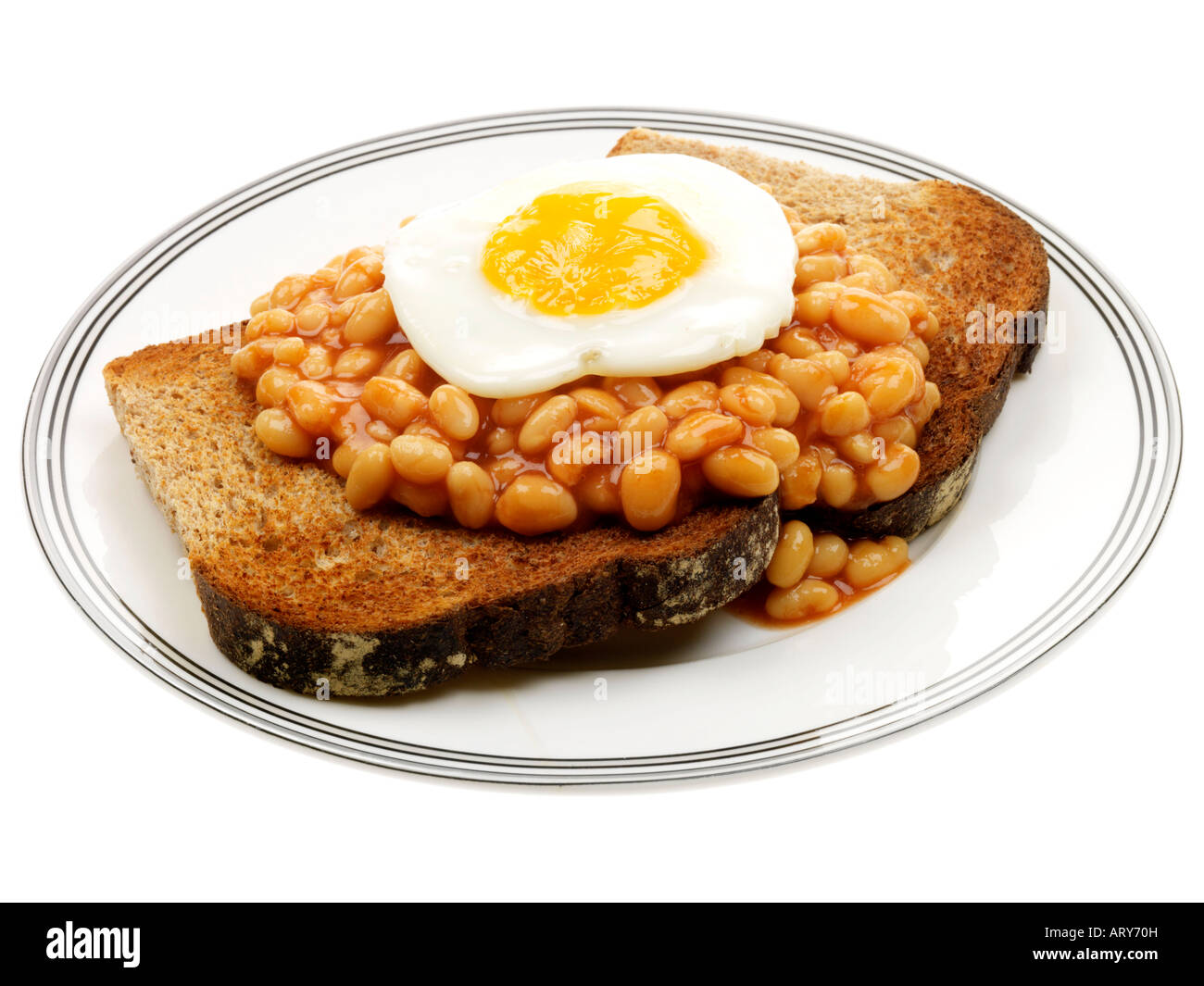 Gebackene Bohnen und gebratenes Ei auf Toast Stockfoto