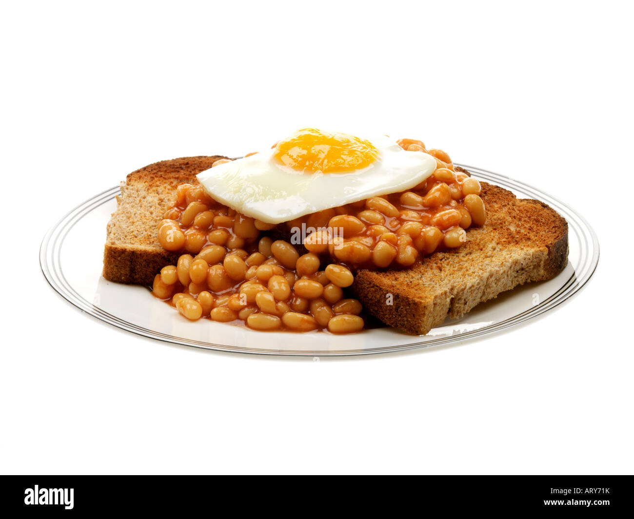 Gebackene Bohnen und gebratenes Ei auf Toast Stockfoto