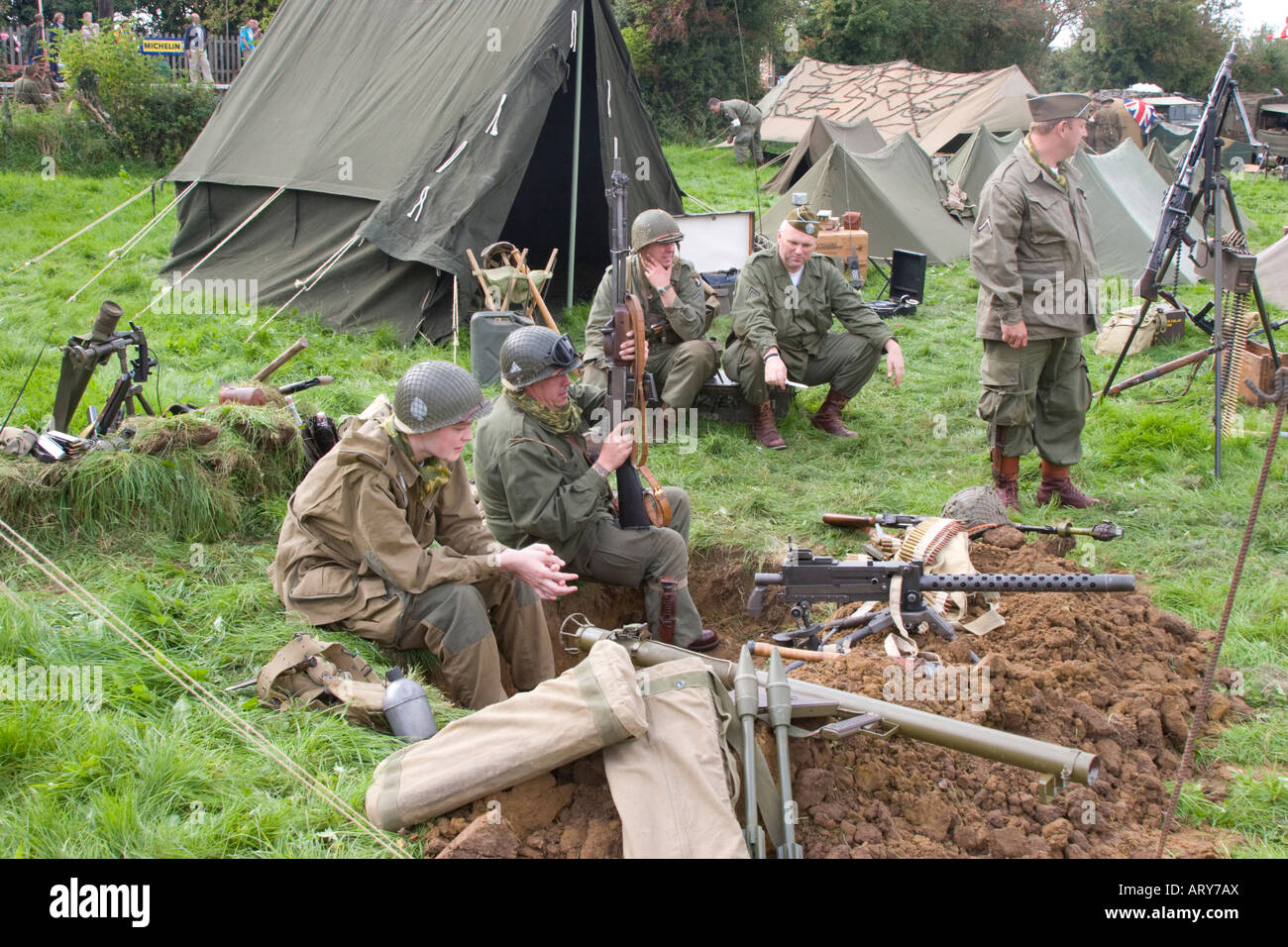 ZWEITEN Weltkriegs Reenactment Soldaten Camp und Maschinengewehr Einlagerung Stockfoto