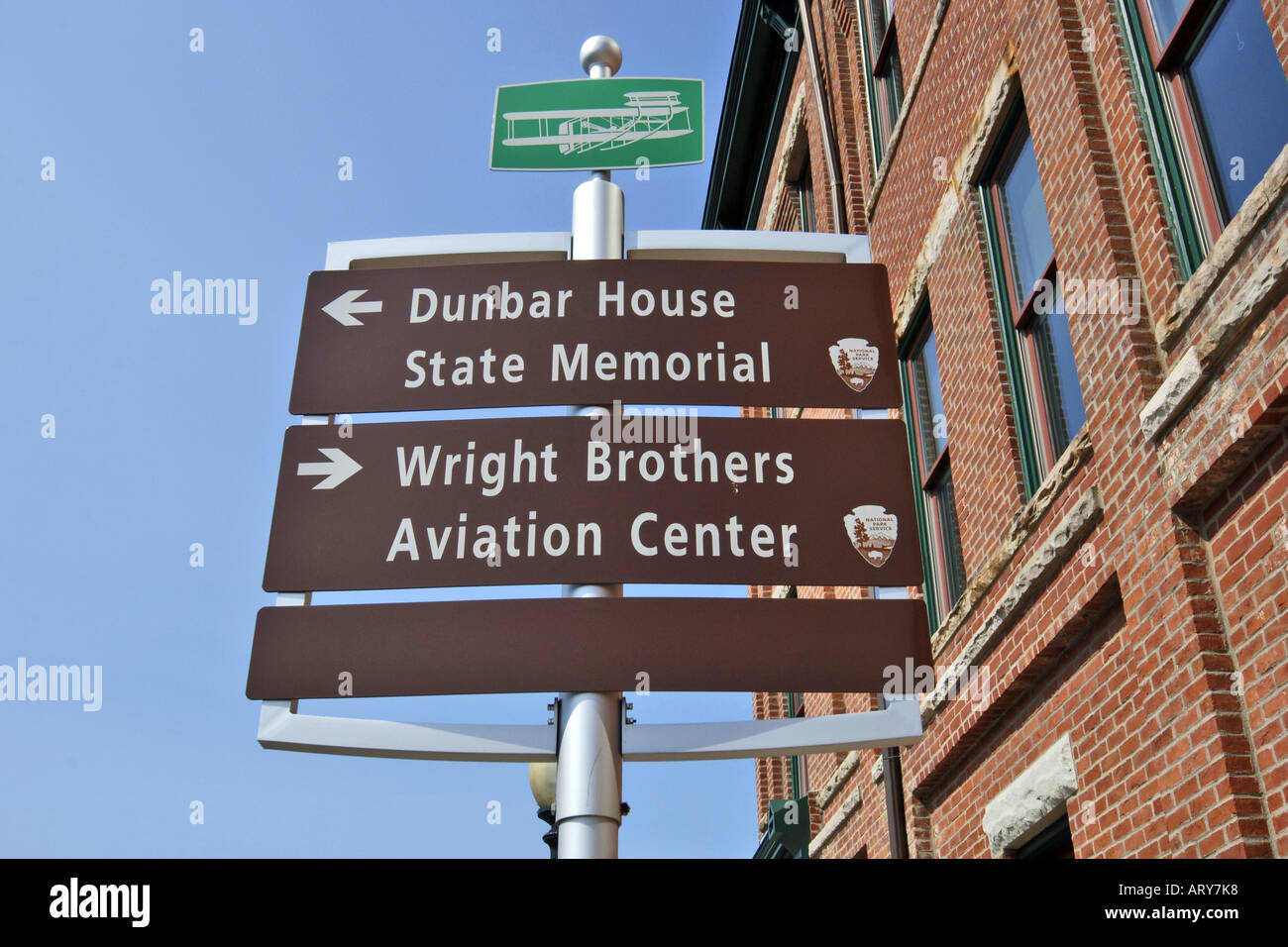 Straßenschild mit Wegbeschreibungen zu den Sehenswürdigkeiten der Gebrüder Wright in Dayton Ohio. Stockfoto