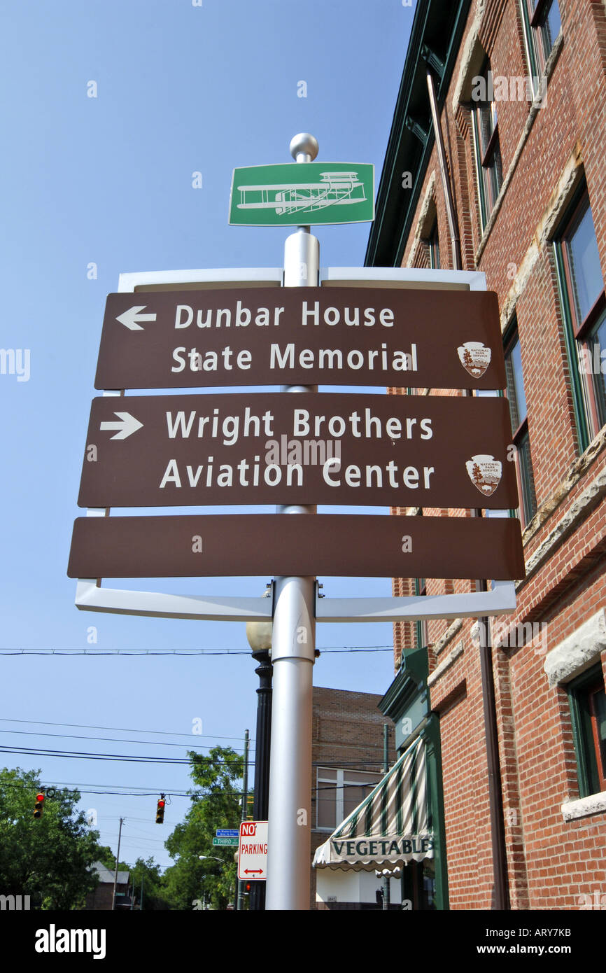 Straßenschild mit Wegbeschreibungen zu den Sehenswürdigkeiten der Gebrüder Wright in Dayton Ohio. Stockfoto