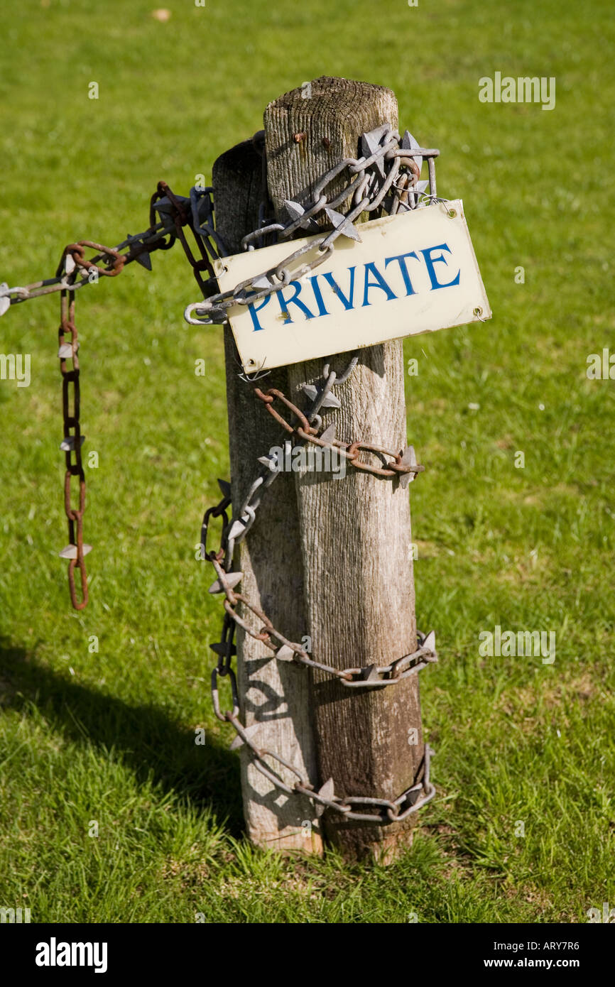 Private Zeichen auf Post gewickelt mit Nieten Kette am Rand des privaten Garten Rasen Raglan Monmouthshire Wales UK Stockfoto