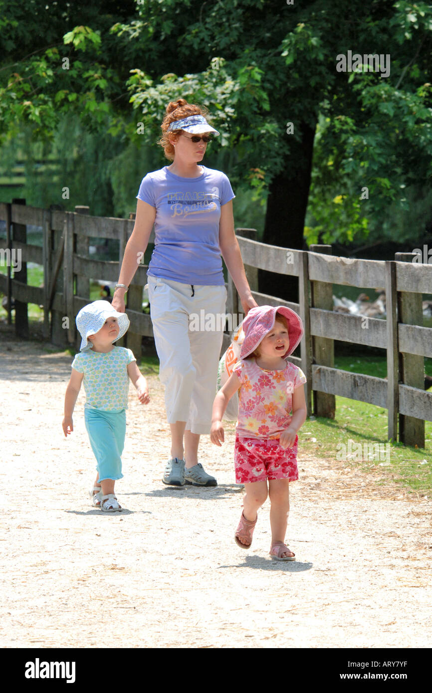 Mutter mit ihren zwei Kindern, die eine schöne Dayout. Stockfoto