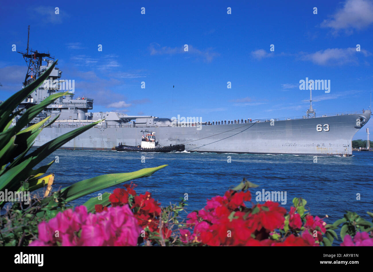 Schlachtschiff U.S.S Missouri ist auf seine letzte Reise, ein schwimmendes Museum zur Geschichte der Marine in WWII werden in Pearl Harbor geschleppt. Stockfoto
