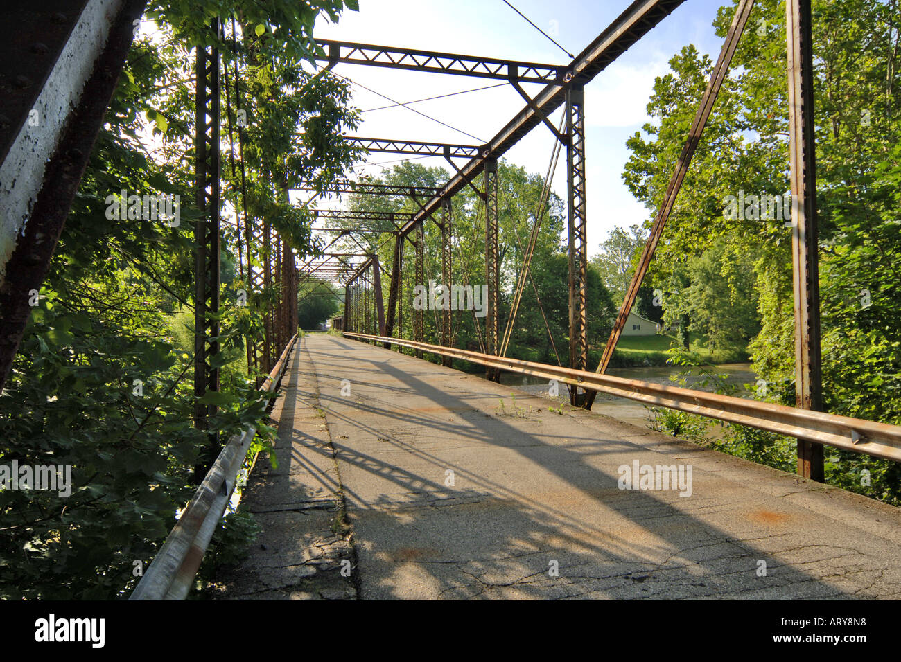 Stillgelegte Brücke über der Great Miami River im Shelby County, Ohio. Stockfoto