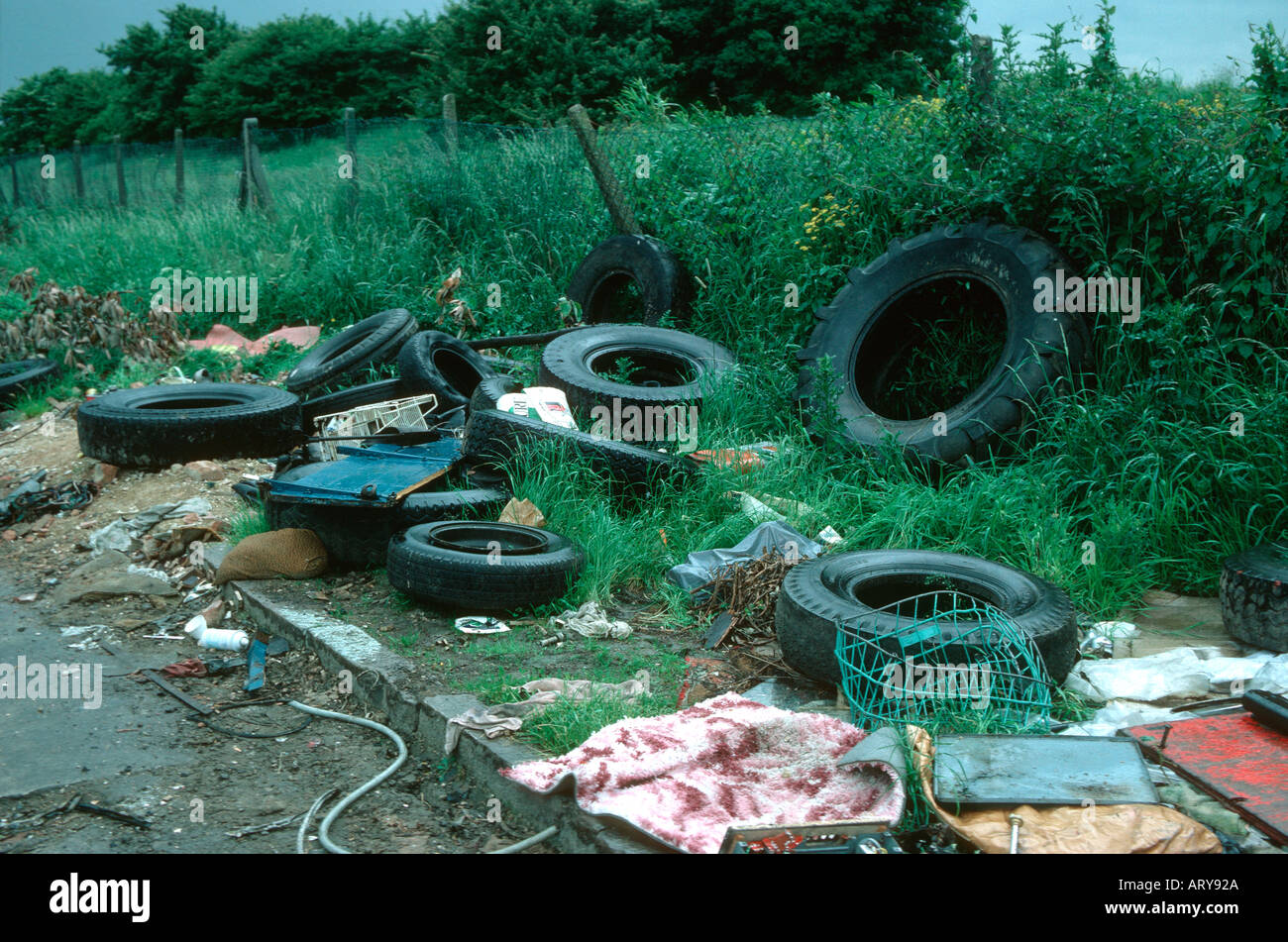 Fliegen Sie, Kippen der alten Reifen und anderem Müll am Straßenrand Vororte in London UK Stockfoto