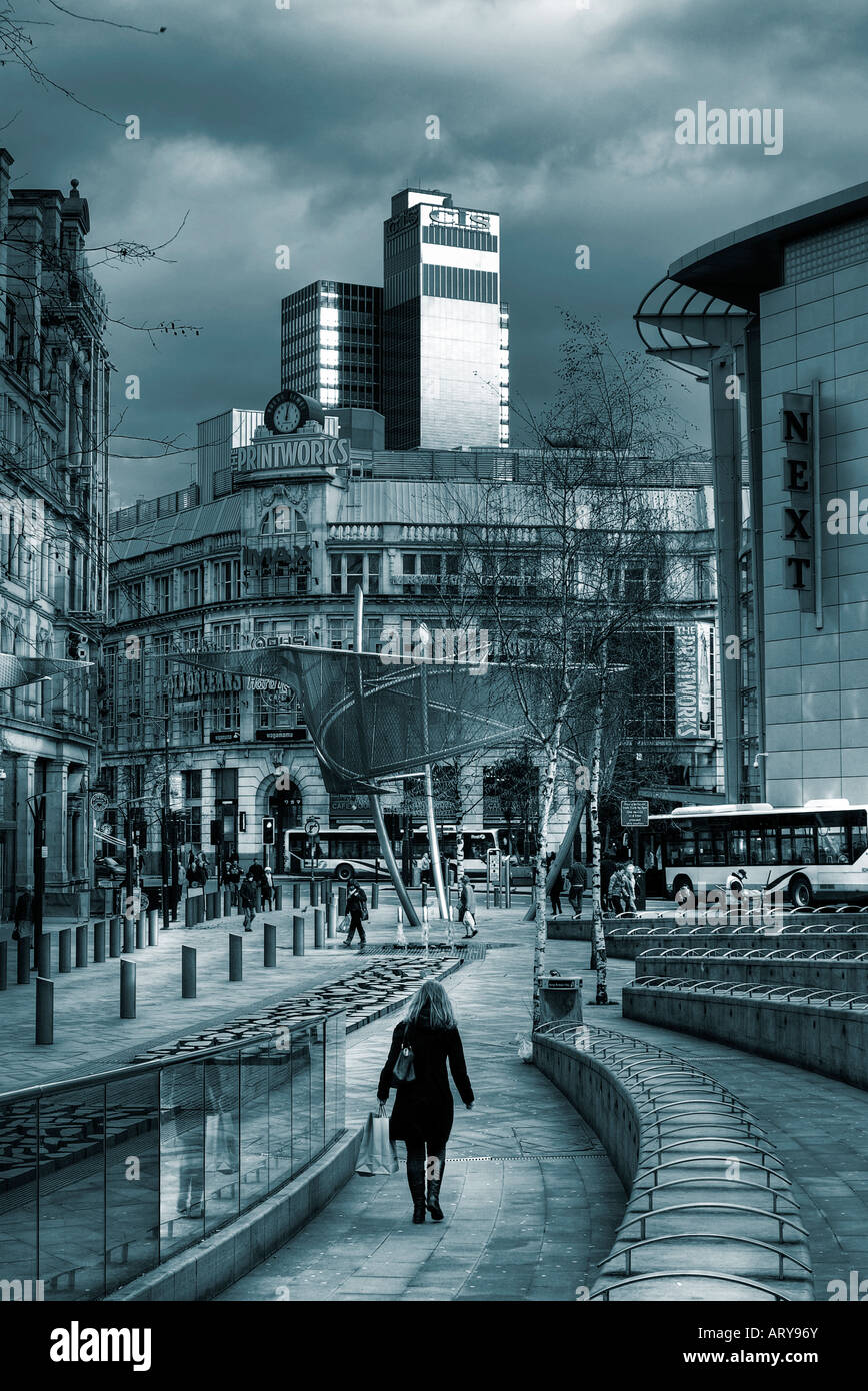 Frau zu Fuß durch das Dreieck Zentrum von Manchester. Stockfoto
