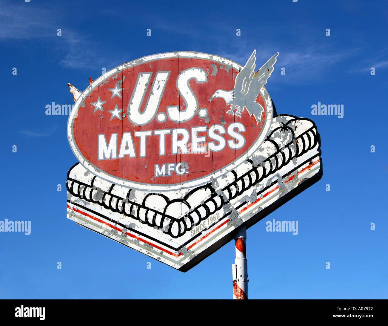 US-Matratzenschild in Tucson, Arizona, eine Vintage-Werbung für einen örtlichen Matratzenladen, die das klassische Südwest-Americana widerspiegelt. Stockfoto