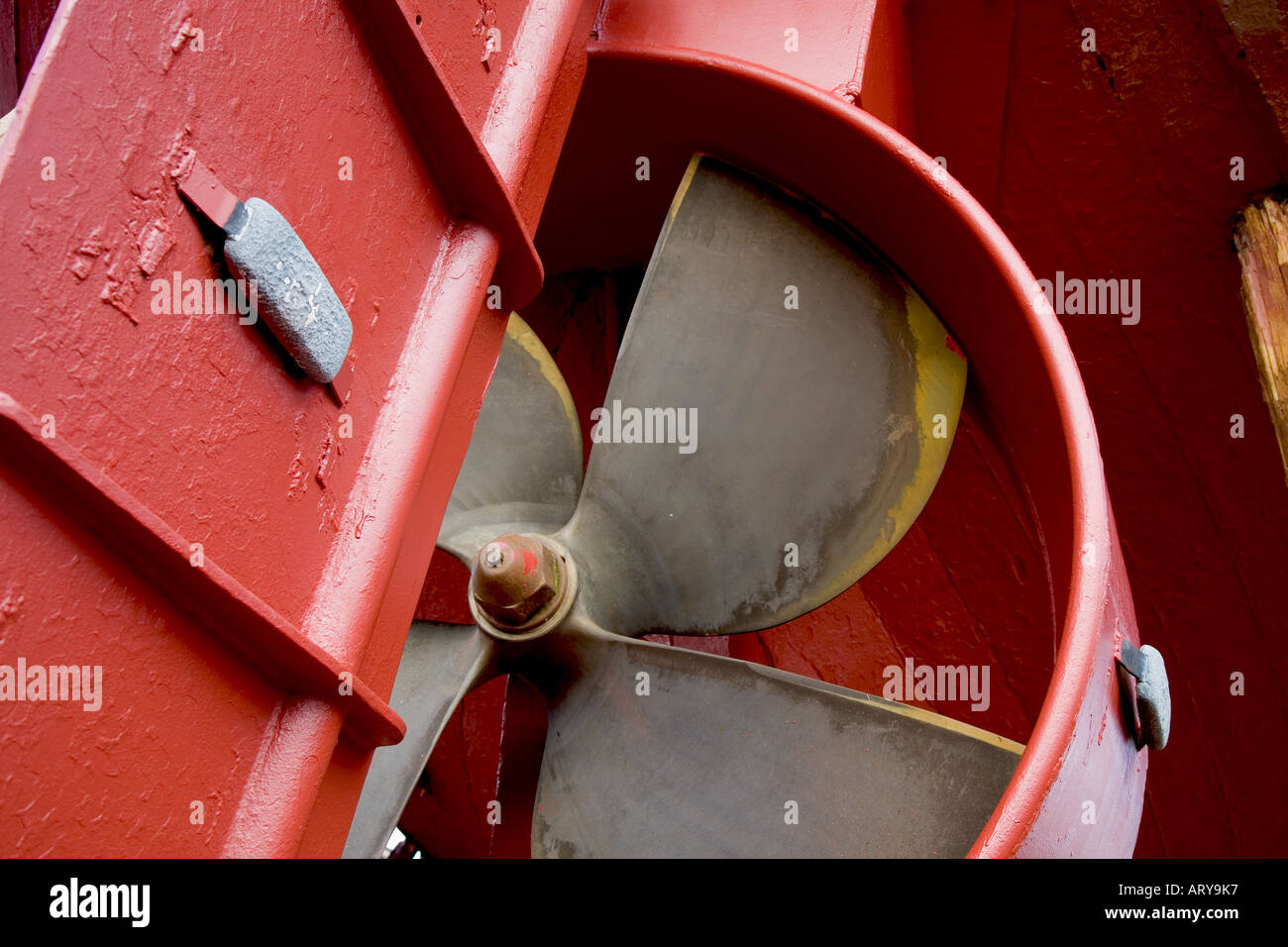 Propeller für Schiffe und Gehäuse mit Opfergaben Zinkanode auf Schiffsreparaturen Macduff, North East Scotland uk Stockfoto
