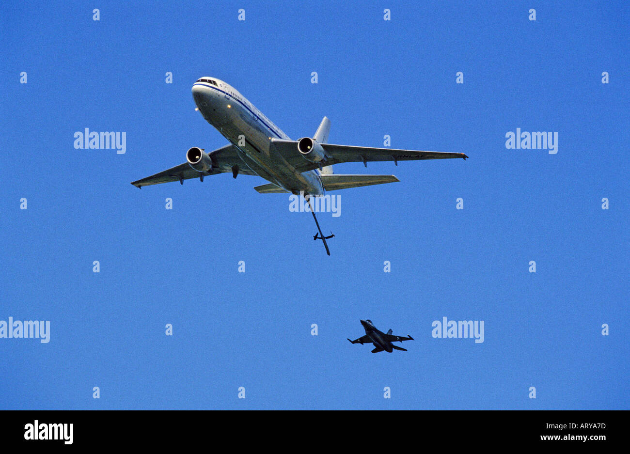 Königliche Niederlande Air Force KDC-10 Luft zu Luft Betankung von Flugzeugen mit einer f-16 Stockfoto