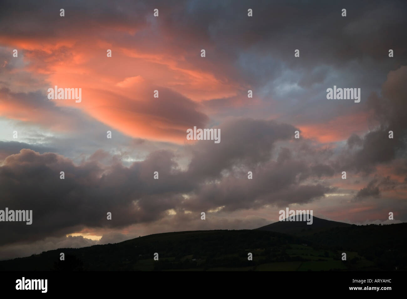 Wolken bei Sonnenuntergang über Zuckerhut Abergavenny Wales UK Stockfoto
