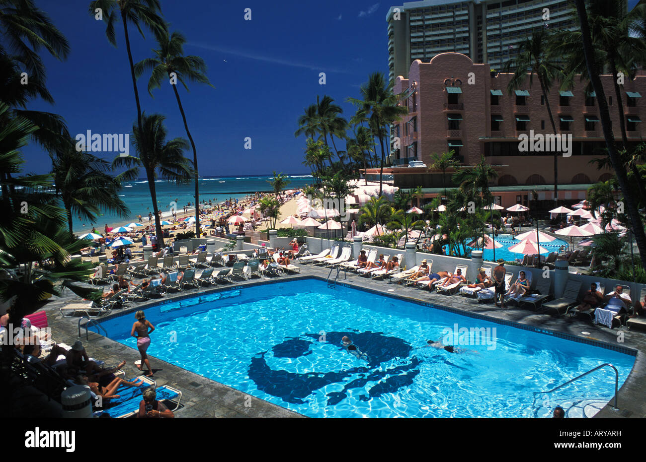 Blick auf Pool am Ausleger Hauptgebäude des Hotels am Strand von Waikiki Stockfoto