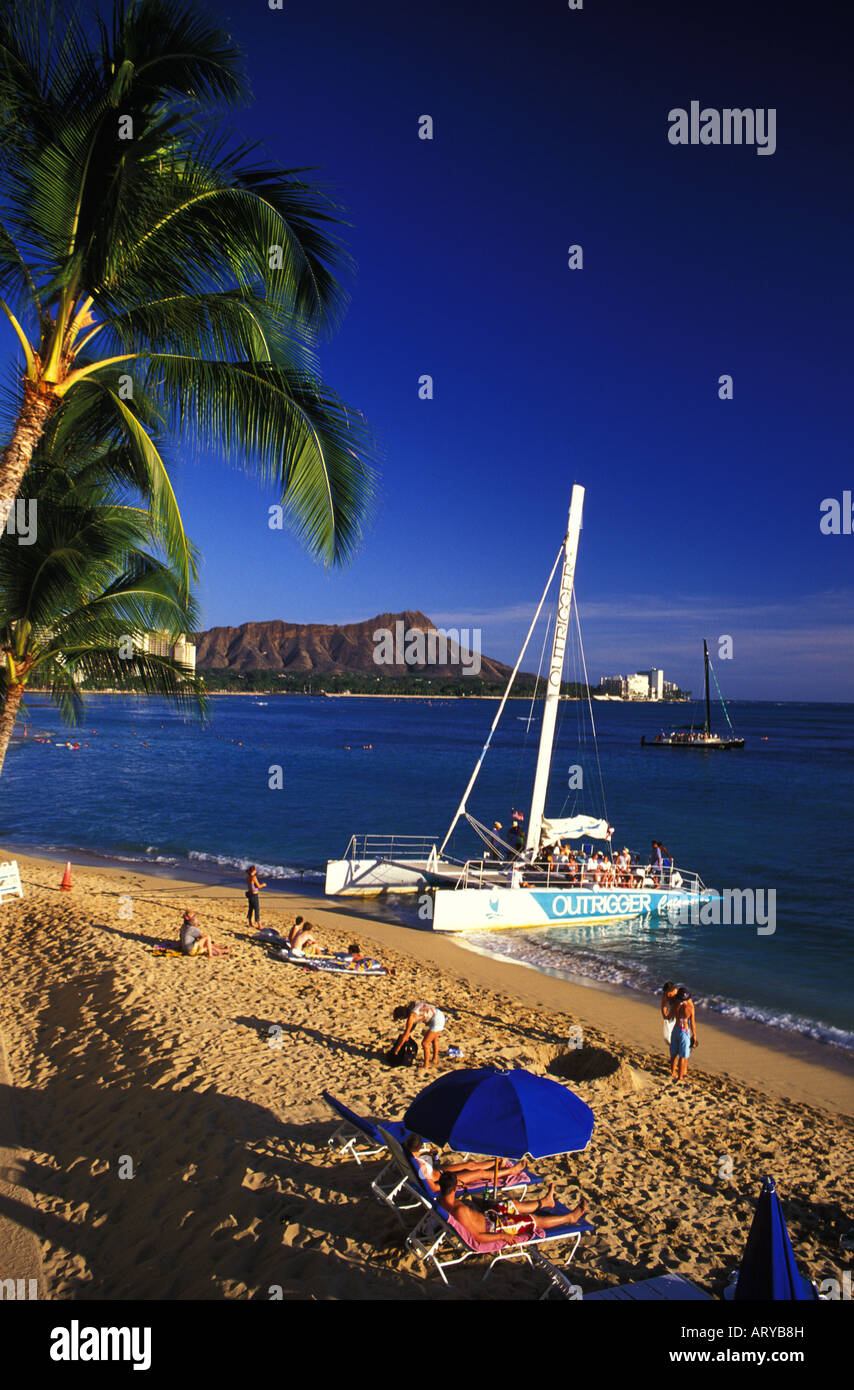 Das Outrigger Hotel neueste Katamaran nimmt Besucher in den blauen Gewässern vor Waikiki Beach eine spektakuläre Stadtrundfahrt. Stockfoto