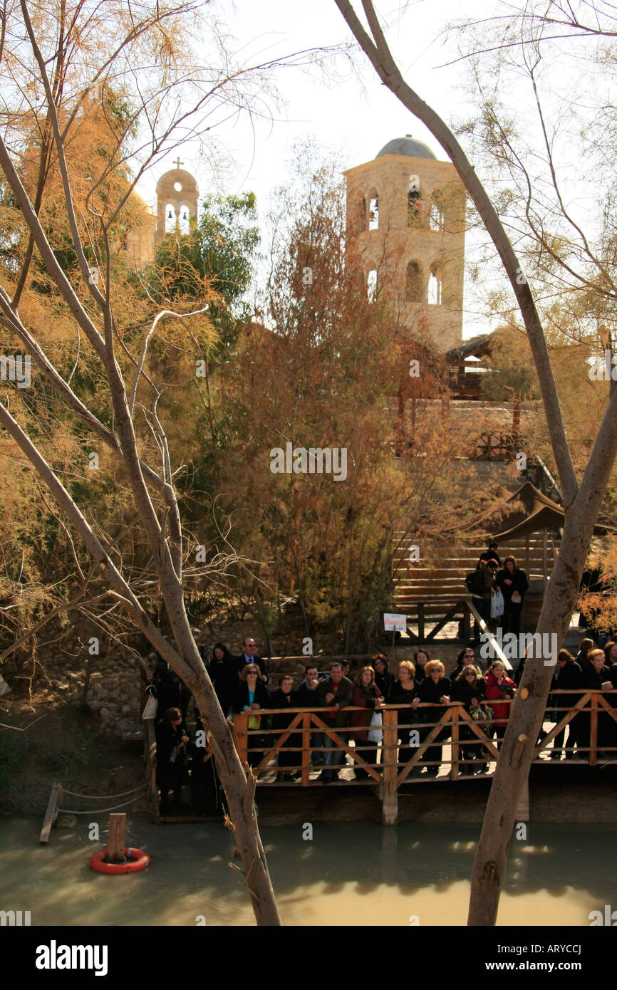 Syrisch-orthodoxe Pilger auf der Jordenian Seite des Jordans feiert das Fest der Theophanie Stockfoto