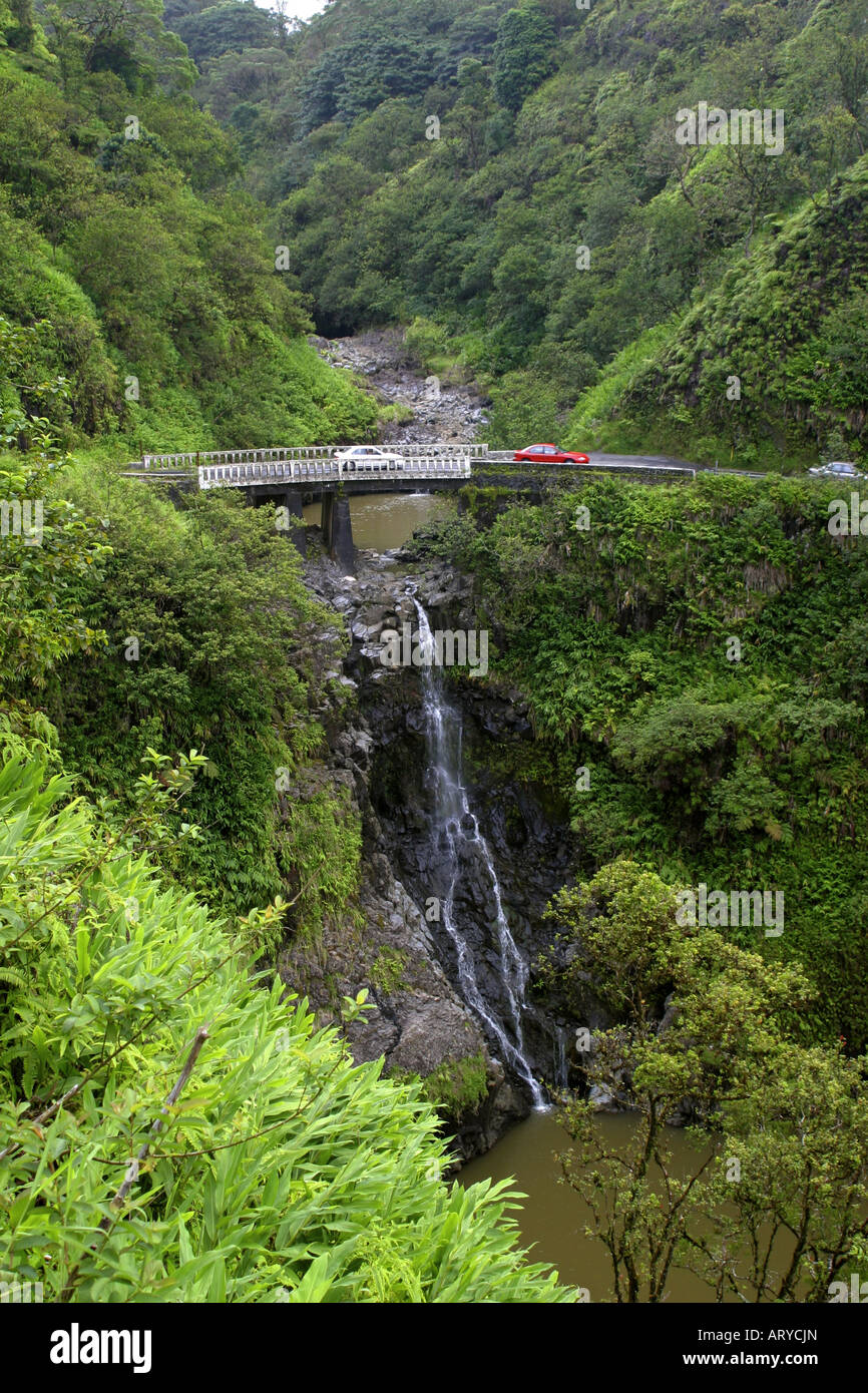 Haarnadelkurven, Wasserfälle und atemberaubende Landschaft sind alle auf der Straße nach Hana, Maui. Stockfoto