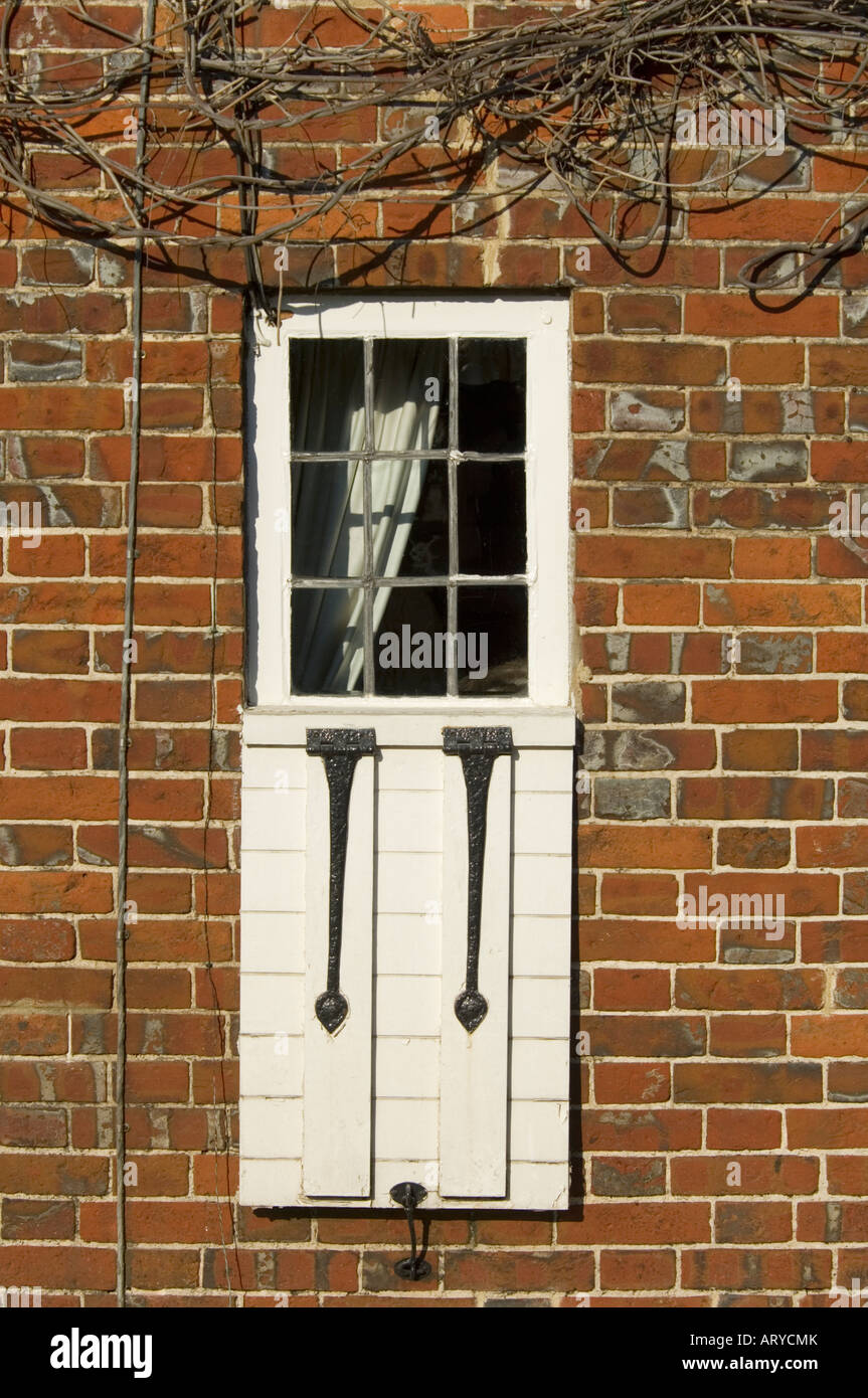 Alte Fensterläden aus Holz Shere Surrey UK Stockfoto