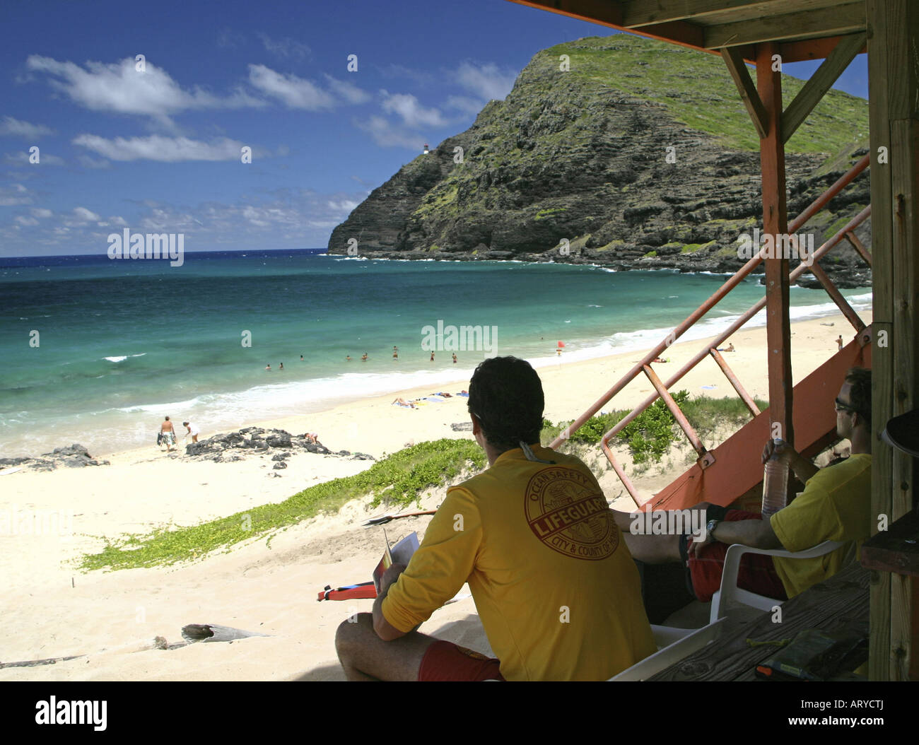 Ein Bademeister steht Uhr über schöne Makapuu Beach. Ein beliebter Strand zum Schwimmen und Bodyboarding. Ost Küste von Oahu. Stockfoto