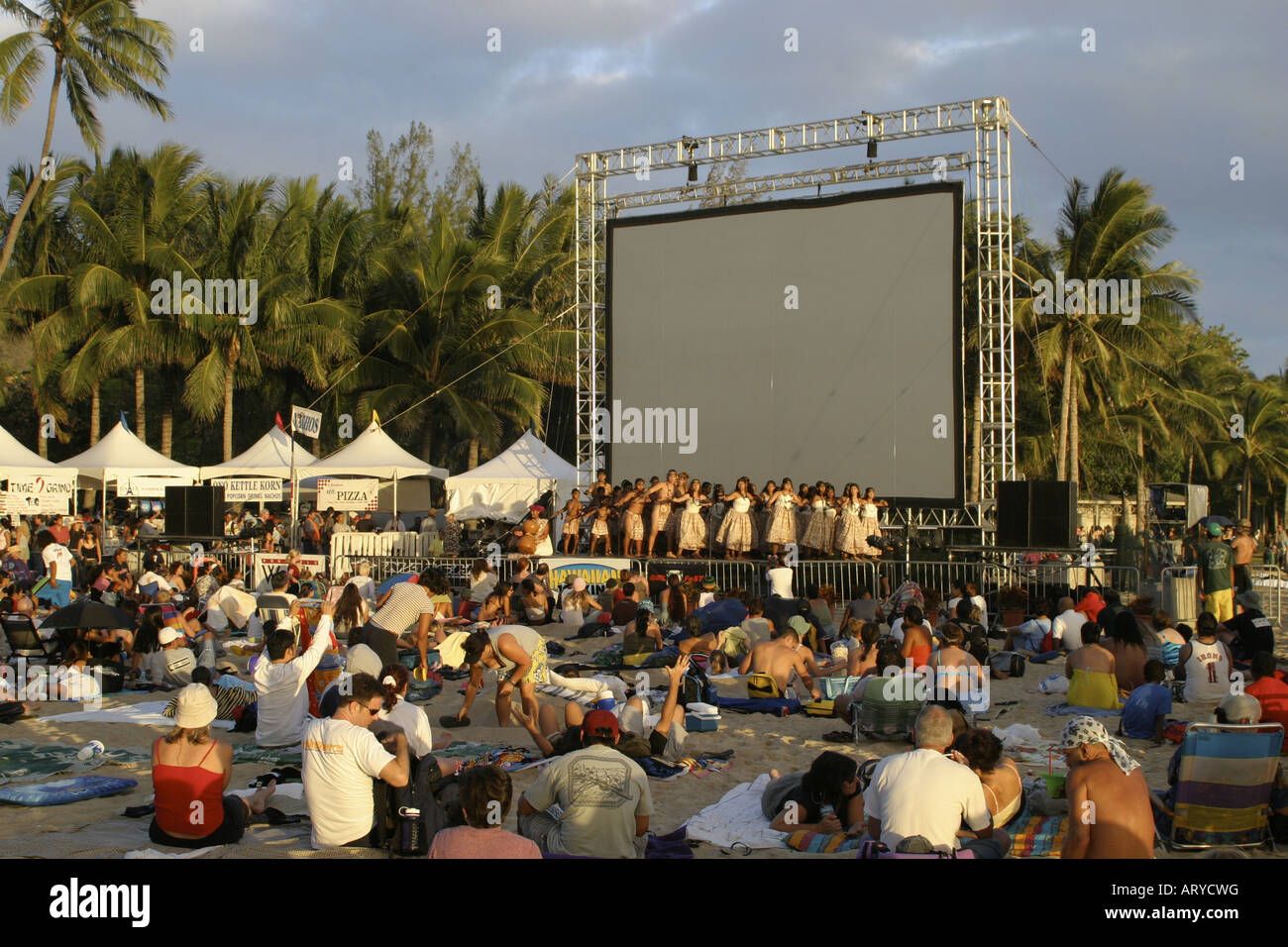 Sonnenuntergang am Strand zieht Besucher und Einheimische gleichermaßen Waikiki beach Hula Tanz, regionale Küche, einen Film zu genießen und natürlich Stockfoto