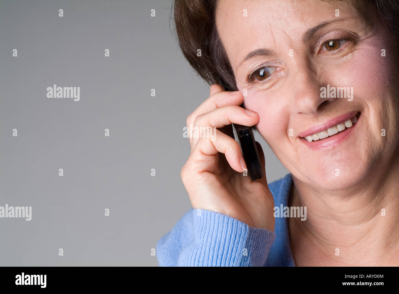 Frau mit einem Mobiltelefon Stockfoto
