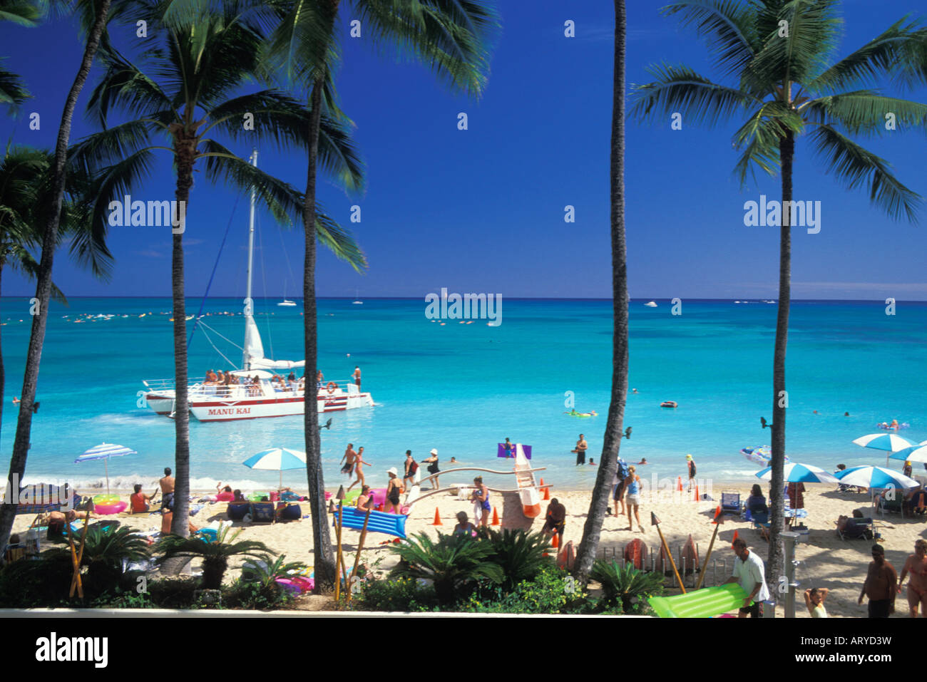 Schönen Blick auf Waikiki Beach mit seinen Palmen, weißen Sand und Katamarane. Blick vom Outrigger Waikiki On The Beach Hotel Stockfoto