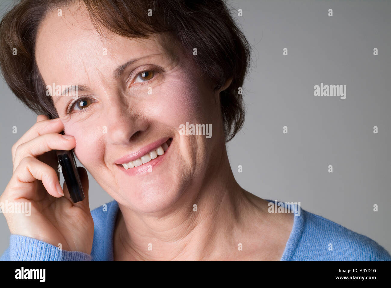 Frau mit einem Mobiltelefon Stockfoto