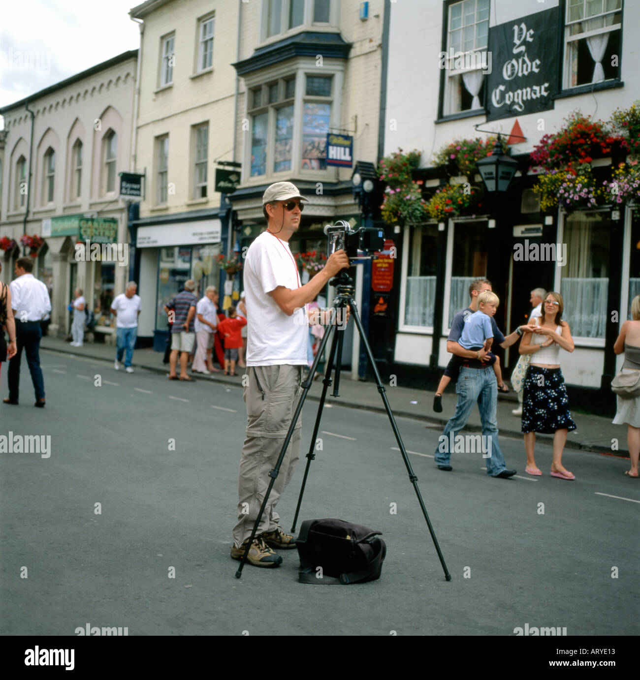 Fotograf mit einer Bolex Filmkamera in Brecon Straße Stockfoto