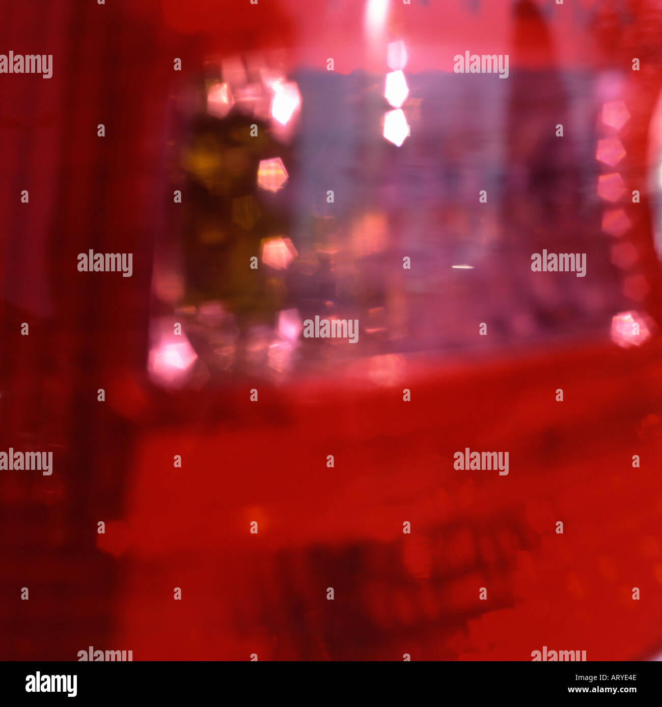 Rot Rosa und Lila glitzernden schimmernden blendenden Licht Reflexion mit Motion Bewegung abstrakt hintergrund KATHY DEWITT Stockfoto