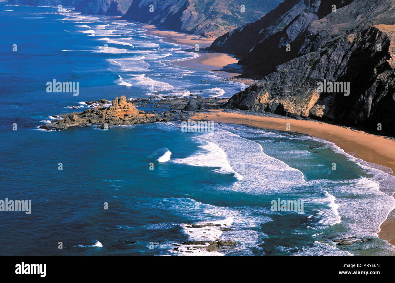 Blick vom Torre de Aspa auf der Westküste und Strand Praia de Castelejo, Vila de Bispo, Algarve, Portugal Stockfoto