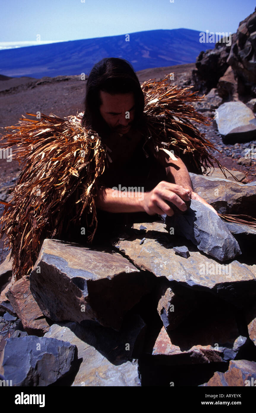 Stein-Künstler Tom Piko chips Basalt Keanakakoi Steinbruch, einem alten Dechsel Steinbruch auf dem Mauna Kea. Dieser Steinbruch ist die größte und Stockfoto