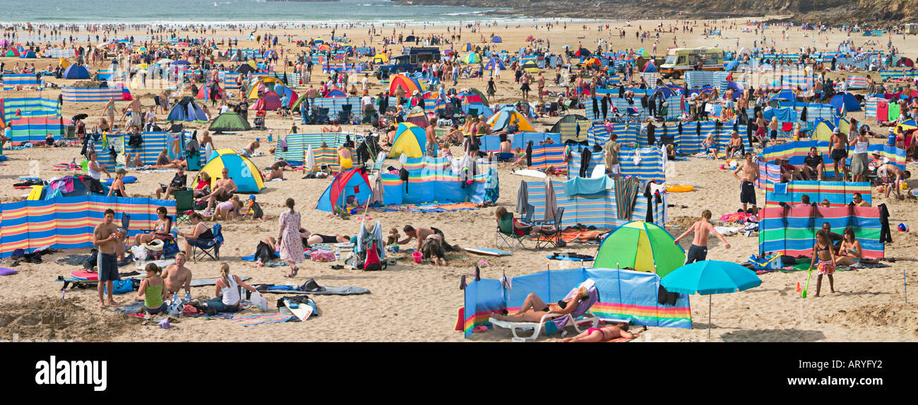 Überfüllten Strand mit Panoramablick, Cornwall, South West England, Großbritannien Stockfoto