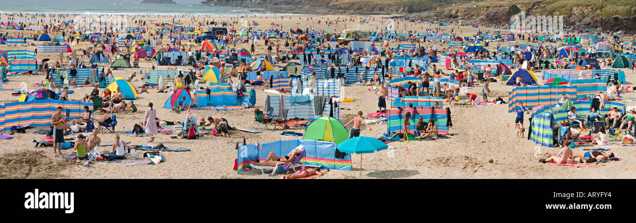 Menschen, die genießen Sonne, Meer und Sand am überfüllten Strand - Cornwall, Südwestengland, UK Stockfoto