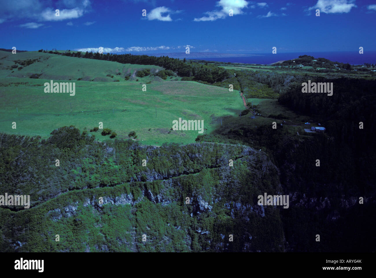 Luftaufnahme der Topside, Klippen und Spitzkehre Trail hinunter zum Kalaupapa-Halbinsel beherbergt die restlichen Stockfoto