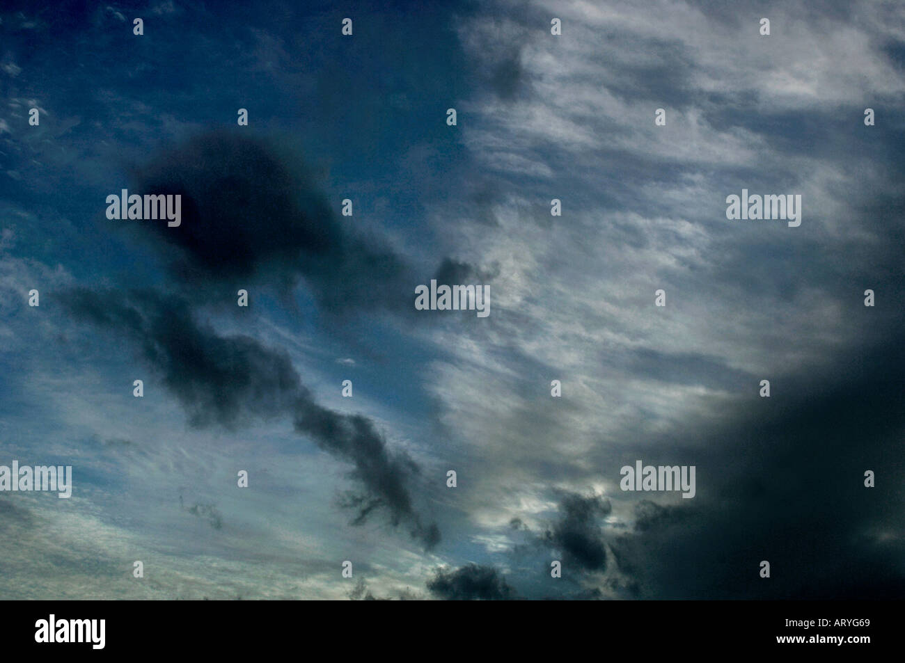 Blauer Himmel & Wolken Stockfoto