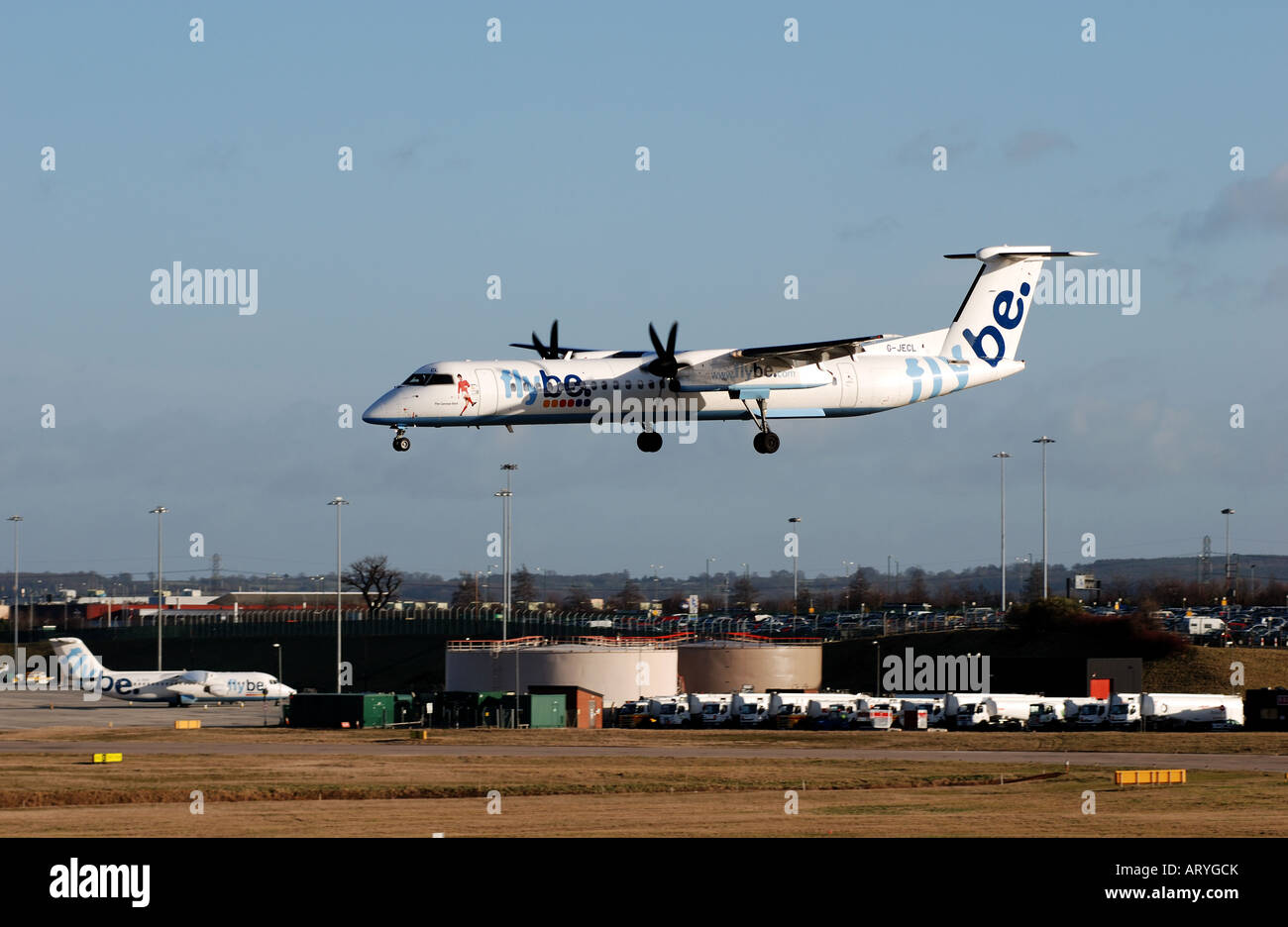 Flybe Dash 8 Flugzeug landet auf dem Flughafen von Birmingham, England, UK Stockfoto