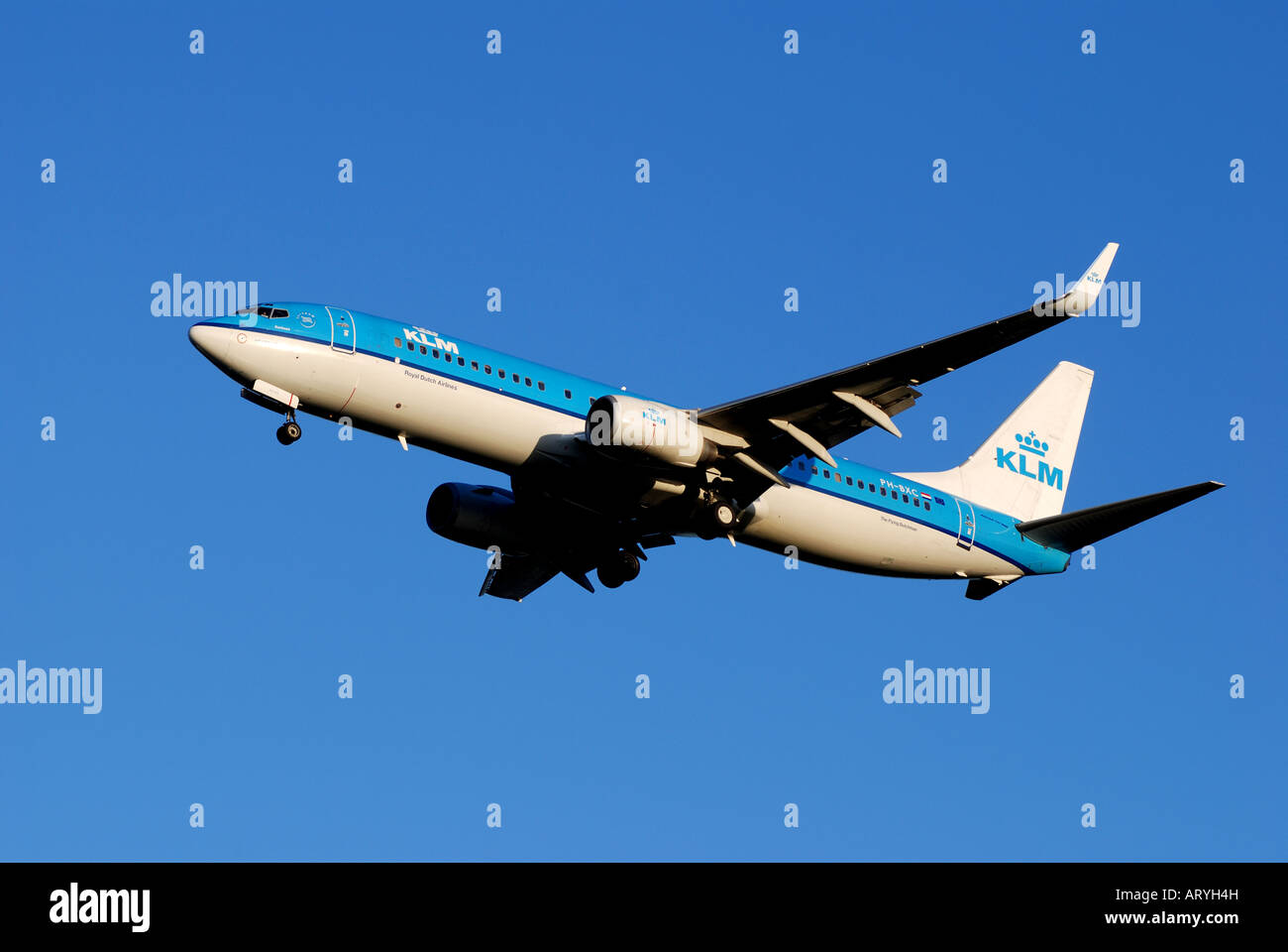 KLM-Boeing 737-800 Flugzeug nähert sich der internationale Flughafen Birmingham, England, UK Stockfoto