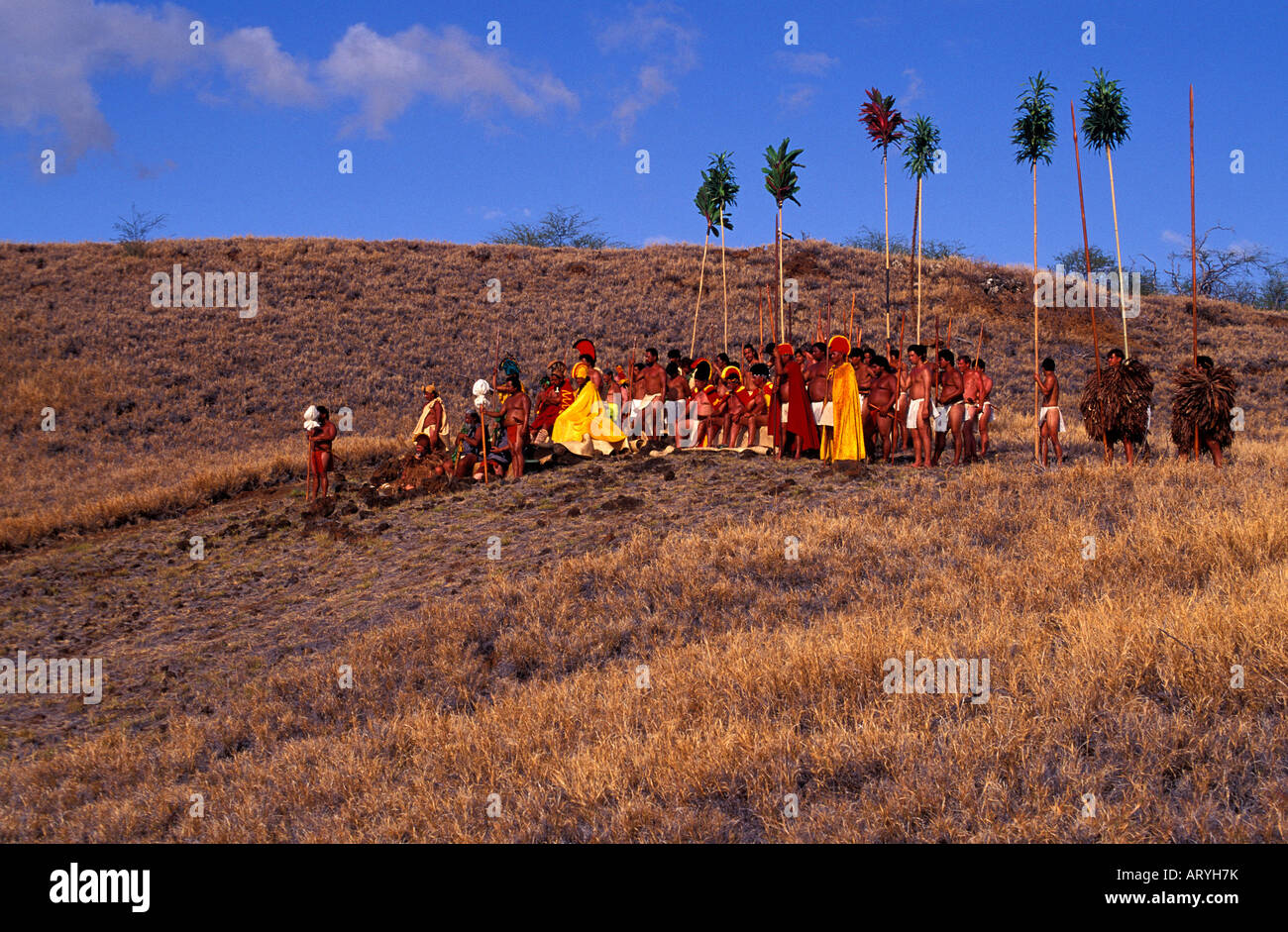 Hawaiian Royalty sitzend mit Kriegern, die um sie herum auf Puukohola Heiau, eine national historic Site, während einer Heilung Stockfoto