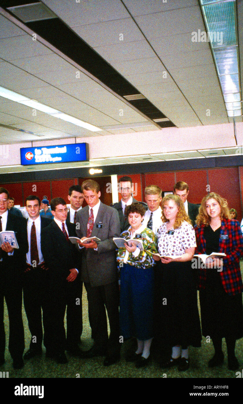 Flughafen Salt Lake City Utah USA Mormonenmissionare Hymne singen Stockfoto